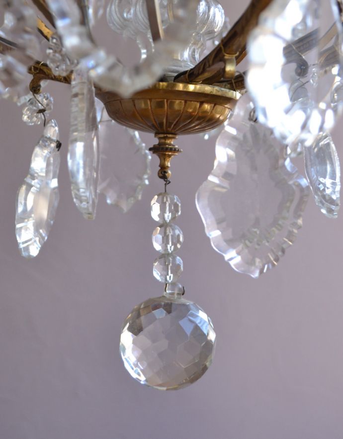 シャンデリア 照明・ライティング フランス便で到着、チェーンの装飾にまでこだわったアンティークのガラス×真鍮製シャンデリア。大きなガラスドロップ付きです。(x-697-z)
