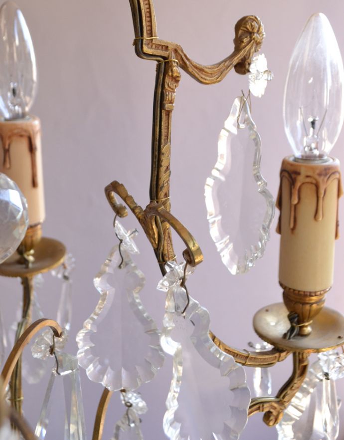 シャンデリア 照明・ライティング フランス便で到着、チェーンの装飾にまでこだわったアンティークのガラス×真鍮製シャンデリア。カッティングビーズがキラキラ輝きます。(x-697-z)