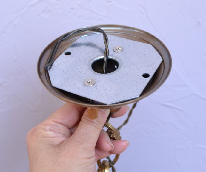 シャンデリア 照明・ライティング フランス便で到着、チェーンの装飾にまでこだわったアンティークのガラス×真鍮製シャンデリア。直結シーリングタイプでお届けいたします。(x-697-z)