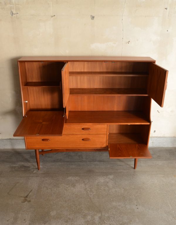 G-PLAN(Gプラン)　アンティーク家具　食器棚にもおススメのヴィンテージ北欧家具、G-Planのサイドボード（チーク）。扉内もボディと同じ、明るい色味で仕上がっています。(x-698-f)