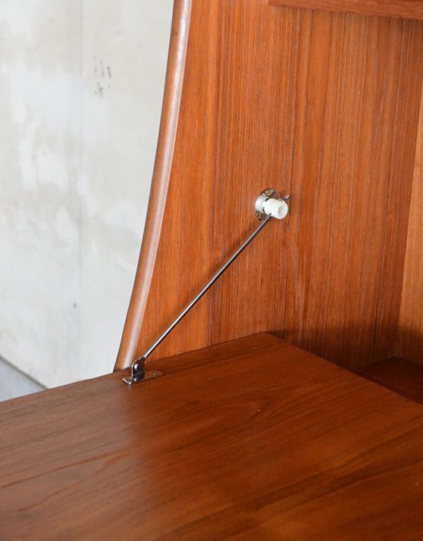 G-PLAN(Gプラン)　アンティーク家具　食器棚にもおススメのヴィンテージ北欧家具、G-Planのサイドボード（チーク）。扉にはステーがありますので、開いたときも安全です。(x-698-f)