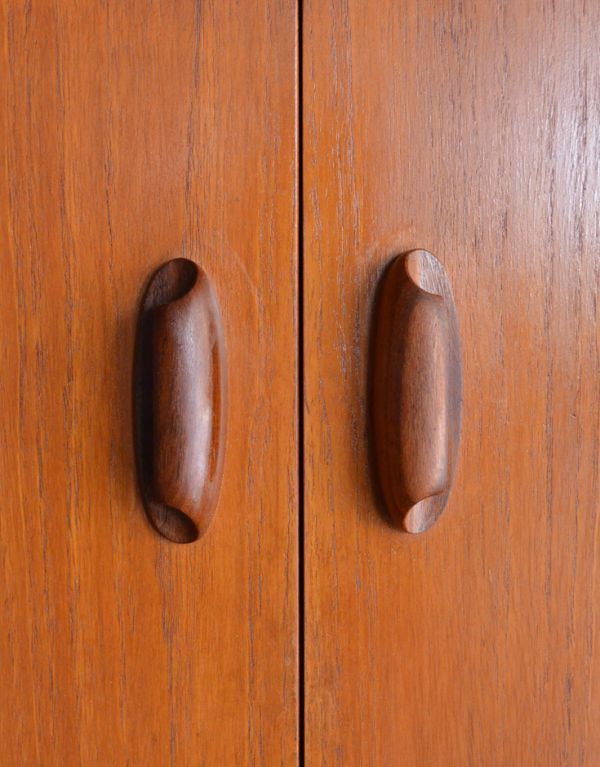 G-PLAN(Gプラン)　アンティーク家具　食器棚にもおススメのヴィンテージ北欧家具、G-Planのサイドボード（チーク）。G-planシリーズでも人気なのが、この巻貝のような持ち手のデザイン。(x-698-f)