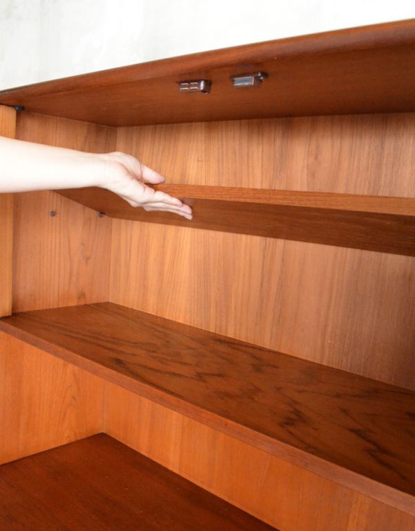 G-PLAN(Gプラン)　アンティーク家具　食器棚にもおススメのヴィンテージ北欧家具、G-Planのサイドボード（チーク）。右上の２枚扉内は棚板が可動します。(x-698-f)