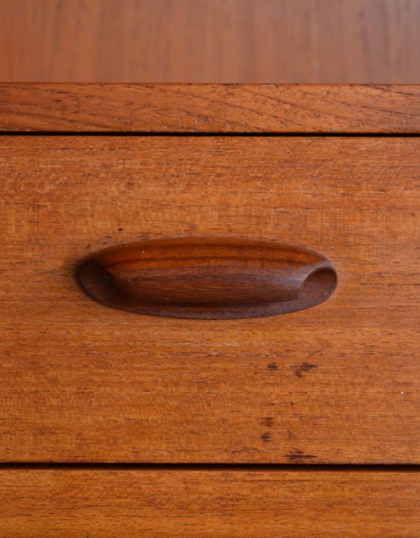 G-PLAN(Gプラン)　アンティーク家具　食器棚にもおススメのヴィンテージ北欧家具、G-Planのサイドボード（チーク）。開閉しやすい形の取っ手です。(x-698-f)