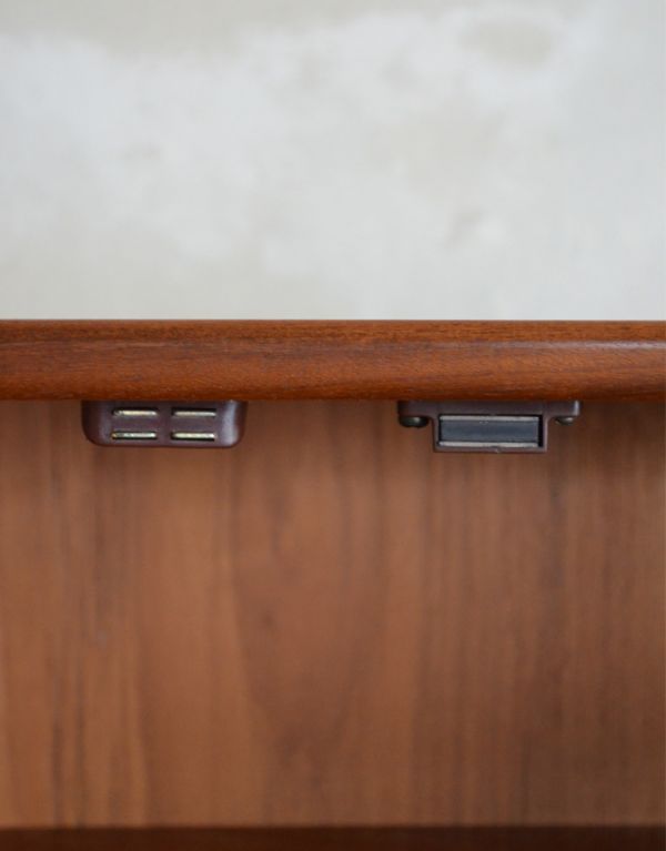 G-PLAN(Gプラン)　アンティーク家具　食器棚にもおススメのヴィンテージ北欧家具、G-Planのサイドボード（チーク）。扉の開け閉めがしやすいよう、マグネットを取り付けてあります。(x-698-f)