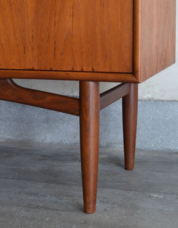 G-PLAN(Gプラン)　アンティーク家具　食器棚にもおススメのヴィンテージ北欧家具、G-Planのサイドボード（チーク）。きちんと支えます。(x-698-f)