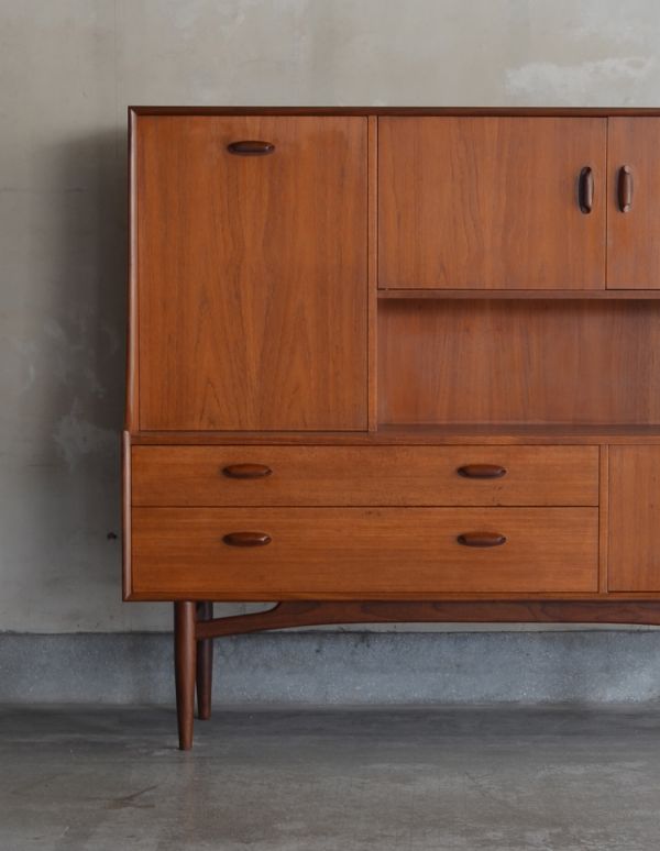 G-PLAN(Gプラン)　アンティーク家具　食器棚にもおススメのヴィンテージ北欧家具、G-Planのサイドボード（チーク）。閉じてあるときはスッキリシンプルな外見。(x-698-f)