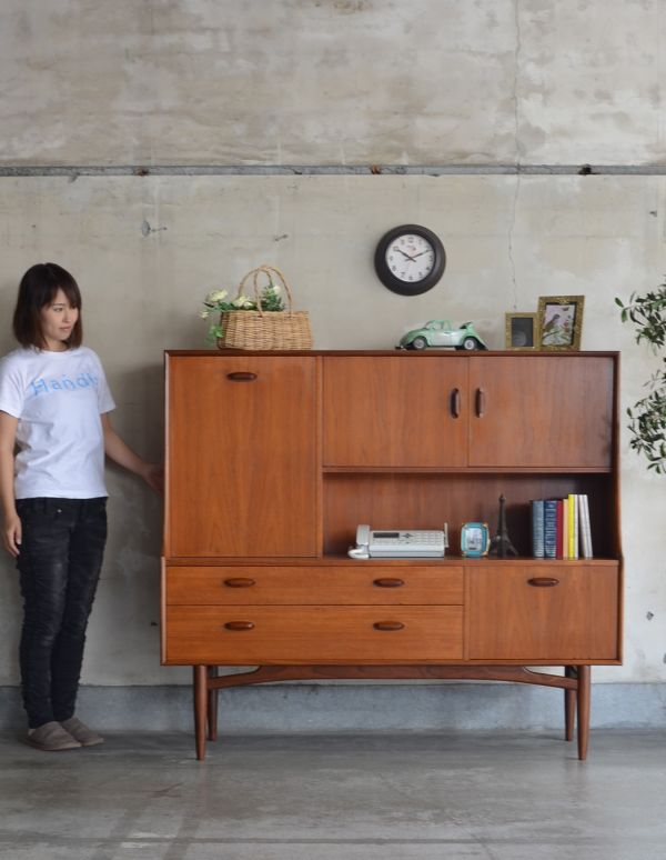 G-PLAN(Gプラン)　アンティーク家具　食器棚にもおススメのヴィンテージ北欧家具、G-Planのサイドボード（チーク）。脚があるので軽やかな印象です。(x-698-f)