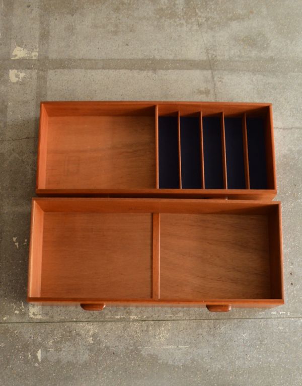 G-PLAN(Gプラン)　アンティーク家具　食器棚にもおススメのヴィンテージ北欧家具、G-Planのサイドボード（チーク）。引き出しがあるので細かいものもしまえます。(x-698-f)