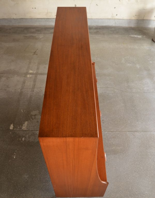 G-PLAN(Gプラン)　アンティーク家具　食器棚にもおススメのヴィンテージ北欧家具、G-Planのサイドボード（チーク）。天板もキレイな状態で仕上げてあります。(x-698-f)