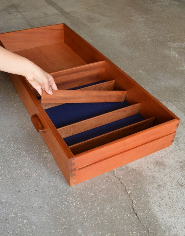 G-PLAN(Gプラン)　アンティーク家具　食器棚にもおススメのヴィンテージ北欧家具、G-Planのサイドボード（チーク）。引き出しの上段はフェルトが張ってあるので、アクセサリーなどそのまま入れられます。(x-698-f)