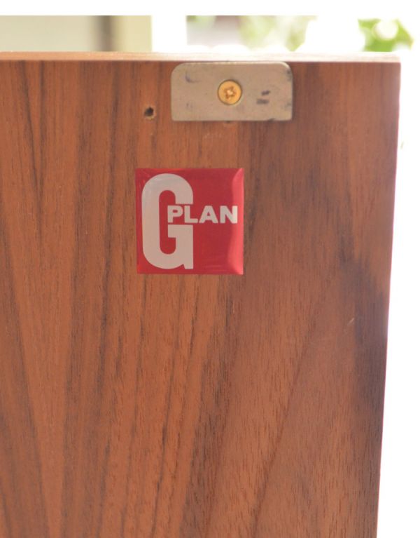 G-PLAN(Gプラン)　アンティーク家具　食器棚にもおススメのヴィンテージ北欧家具、G-Planのサイドボード（チーク）。扉の内側に「G-PLAN」のロゴステッカーが付いていました。(x-698-f)