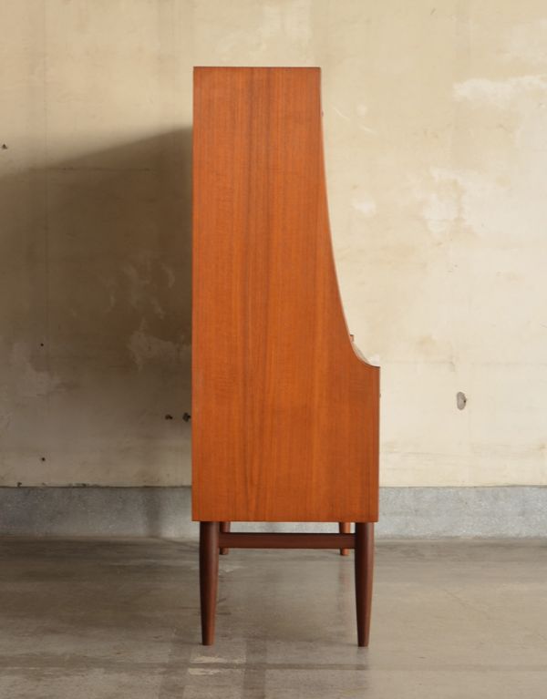 G-PLAN(Gプラン)　アンティーク家具　食器棚にもおススメのヴィンテージ北欧家具、G-Planのサイドボード（チーク）。サイドから見てもキレイな状態です。(x-698-f)