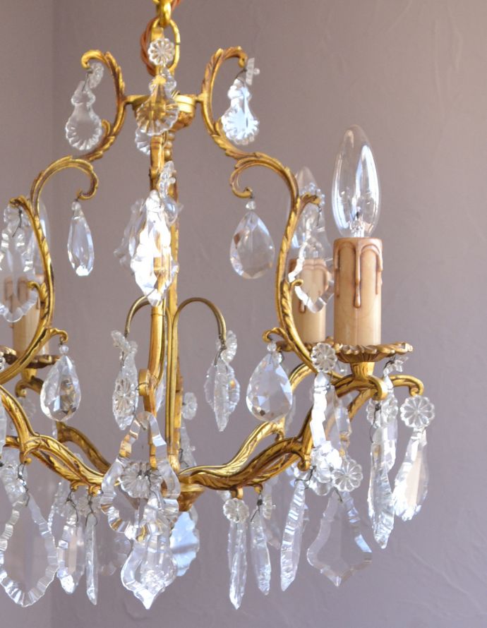 シャンデリア　照明・ライティング　フランスで見つけた、大きなガラスドロップ付きのアンティークのガラス×真鍮製シャンデリア（Ｅ17シャンデリア球付）。灯りが灯るとさらにゴージャスな雰囲気になります。(x-698-z)