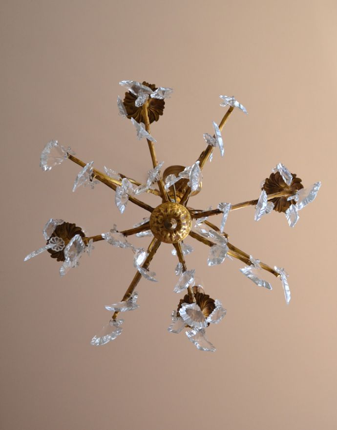 シャンデリア　照明・ライティング　フランスで見つけた、大きなガラスドロップ付きのアンティークのガラス×真鍮製シャンデリア（Ｅ17シャンデリア球付）。下から見上げても輝きが美しいシャンデリアです。(x-698-z)