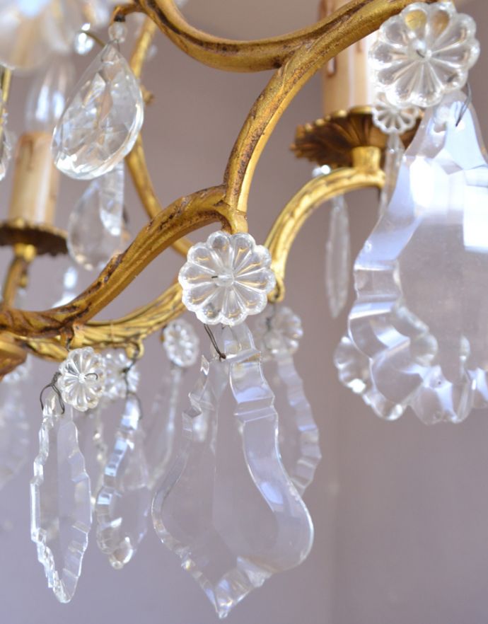 シャンデリア　照明・ライティング　フランスで見つけた、大きなガラスドロップ付きのアンティークのガラス×真鍮製シャンデリア（Ｅ17シャンデリア球付）。カッティングビーズがキラキラ輝きます。(x-698-z)