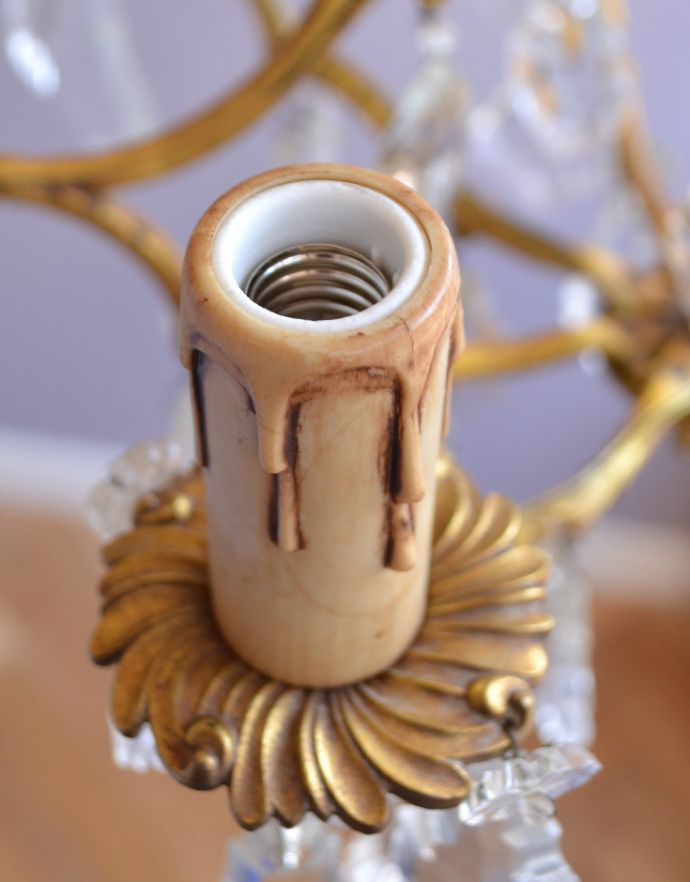 シャンデリア　照明・ライティング　フランスで見つけた、大きなガラスドロップ付きのアンティークのガラス×真鍮製シャンデリア（Ｅ17シャンデリア球付）。しっかりオーバーホウルをしたので、ご安心下さい。(x-698-z)