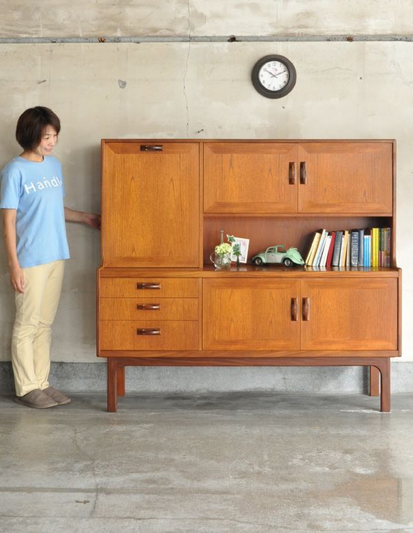 G-PLAN(Gプラン)　アンティーク家具　北欧スタイルのヴィンテージ家具、チーク材の収納力のあるサイドボード（Gプラン）。脚があるので軽やかな印象です。(x-699-f)