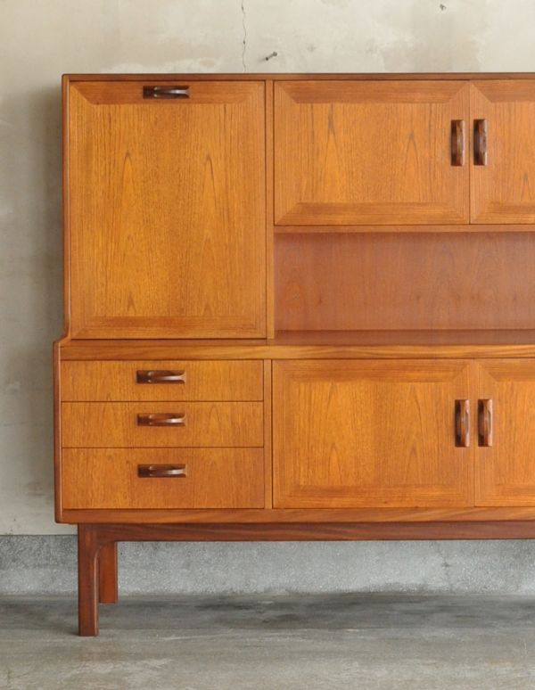 G-PLAN(Gプラン)　アンティーク家具　北欧スタイルのヴィンテージ家具、チーク材の収納力のあるサイドボード（Gプラン）。閉じてあるときはスッキリシンプルな外見。(x-699-f)