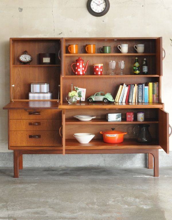 G-PLAN(Gプラン)　アンティーク家具　北欧スタイルのヴィンテージ家具、チーク材の収納力のあるサイドボード（Gプラン）。扉の奥はたっぷり収納。(x-699-f)