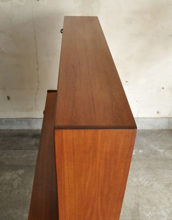 G-PLAN(Gプラン)　アンティーク家具　北欧スタイルのヴィンテージ家具、チーク材の収納力のあるサイドボード（Gプラン）。天板もキレイな状態で仕上げてあります。(x-699-f)