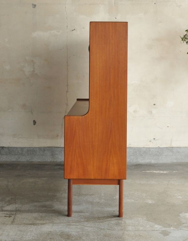 G-PLAN(Gプラン)　アンティーク家具　北欧スタイルのヴィンテージ家具、チーク材の収納力のあるサイドボード（Gプラン）。サイドから見てもキレイな状態です。(x-699-f)