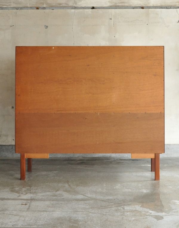 G-PLAN(Gプラン)　アンティーク家具　北欧スタイルのヴィンテージ家具、チーク材の収納力のあるサイドボード（Gプラン）。裏側もキチンと仕上げているので、キレイな状態です。(x-699-f)