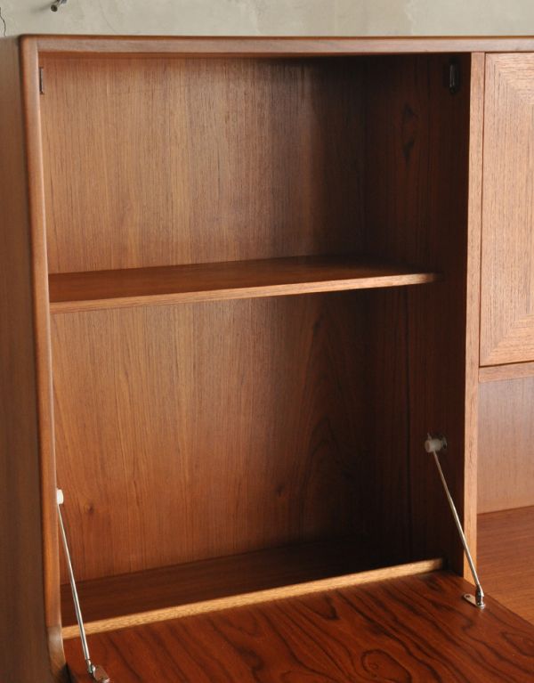 G-PLAN(Gプラン)　アンティーク家具　北欧スタイルのヴィンテージ家具、チーク材の収納力のあるサイドボード（Gプラン）。向かって左の扉を開くと、カウンターテーブルのように使うことができます。(x-699-f)