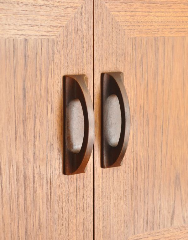 G-PLAN(Gプラン)　アンティーク家具　北欧スタイルのヴィンテージ家具、チーク材の収納力のあるサイドボード（Gプラン）。開閉しやすい形の取っ手です。(x-699-f)