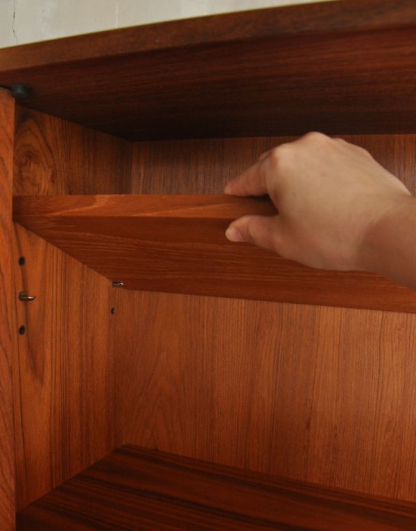 G-PLAN(Gプラン)　アンティーク家具　北欧スタイルのヴィンテージ家具、チーク材の収納力のあるサイドボード（Gプラン）。左側の上の扉内にある棚板のみ、可動します。(x-699-f)