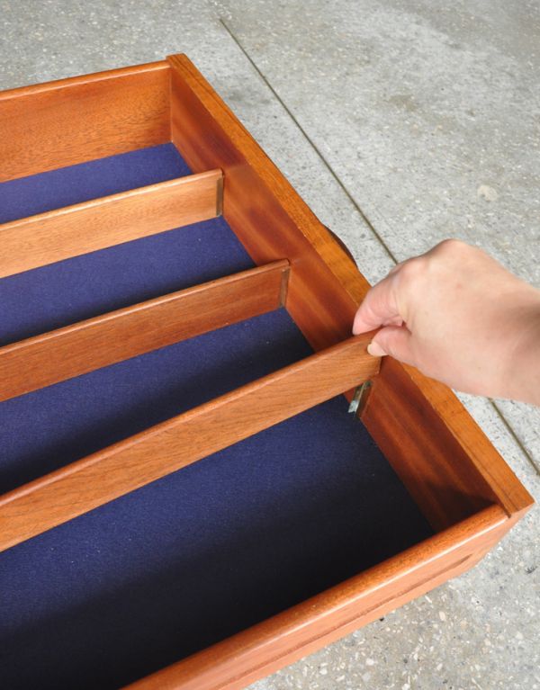 G-PLAN(Gプラン)　アンティーク家具　北欧スタイルのヴィンテージ家具、チーク材の収納力のあるサイドボード（Gプラン）。引き出しの上段はフェルトが張ってあるので、アクセサリーなどそのまま入れられます。(x-699-f)