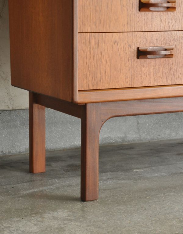 G-PLAN(Gプラン)　アンティーク家具　北欧スタイルのヴィンテージ家具、チーク材の収納力のあるサイドボード（Gプラン）。きちんと支えます。(x-699-f)