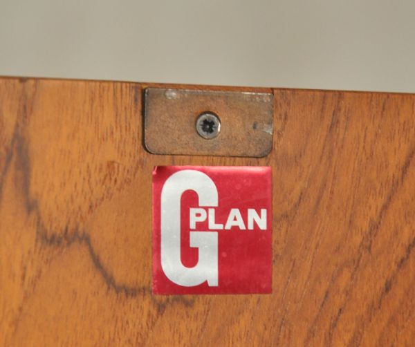 G-PLAN(Gプラン)　アンティーク家具　北欧スタイルのヴィンテージ家具、チーク材の収納力のあるサイドボード（Gプラン）。扉の内側に「G-PLAN」のロゴステッカーが付いていました。(x-699-f)