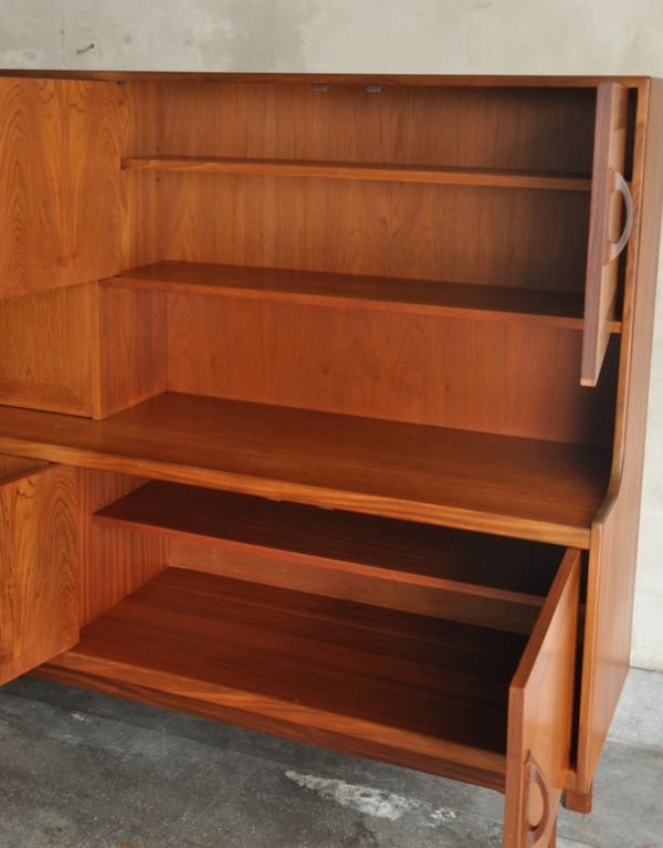 G-PLAN(Gプラン)　アンティーク家具　北欧スタイルのヴィンテージ家具、チーク材の収納力のあるサイドボード（Gプラン）。扉内には、棚板が付いているのできちんと整理整頓ができます。(x-699-f)