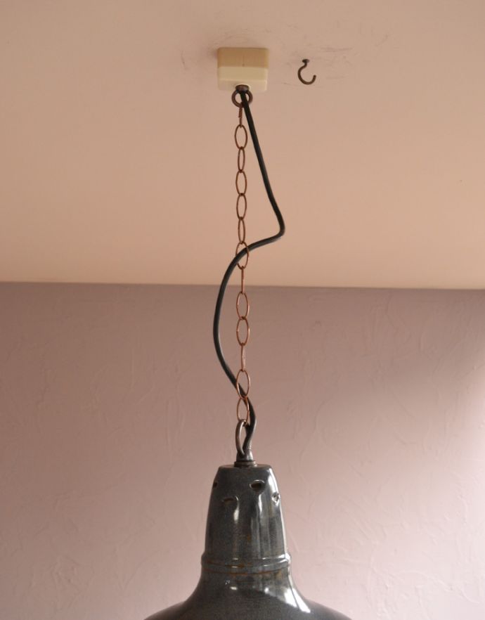 ペンダントライト　照明・ライティング　フランスで代表的なアンティークエナメルランプ（ ビストロランプ）。引っ掛けシーリングタイプなので、届いてすぐにお使い頂けます。(x-700-z)