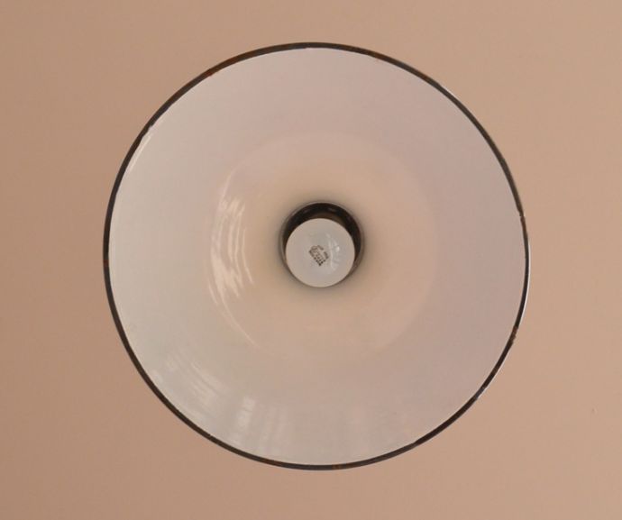 ペンダントライト　照明・ライティング　フランスで代表的なアンティークエナメルランプ（ ビストロランプ）。内側はこんな感じです。(x-700-z)