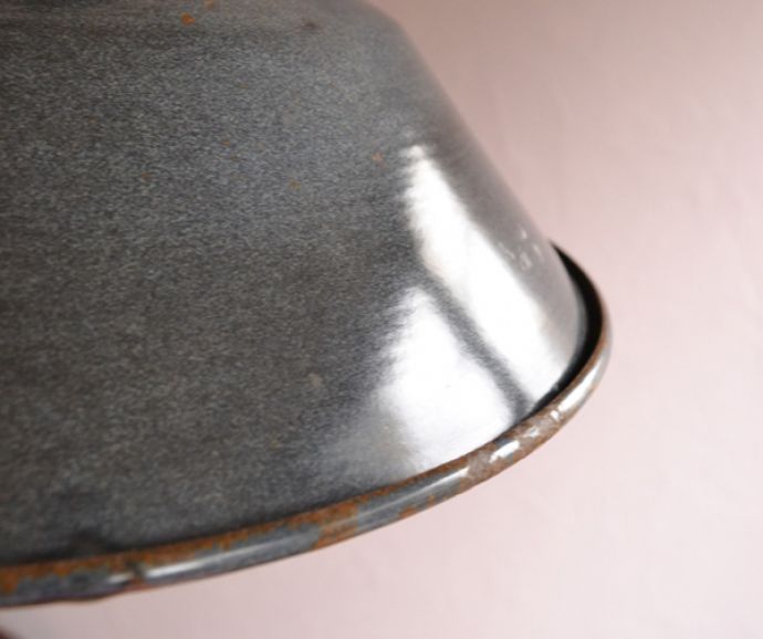 ペンダントライト　照明・ライティング　フランスで代表的なアンティークエナメルランプ（ ビストロランプ）。新しいエナメルランプでは、出すことの出来ない風合い、存在感はさすがアンティーク。(x-700-z)