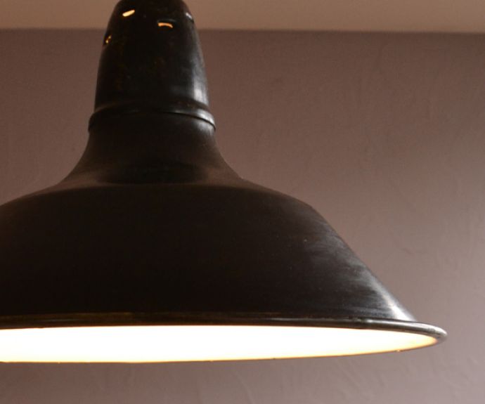 ペンダントライト 照明・ライティング フランスのレストランで見かけるお洒落な照明、アンティークエナメルランプ( ビストロランプ)(E26球付き)。新しいエナメルランプでは、出すことの出来ない風合い、存在感はさすがアンティーク。(x-701-z)