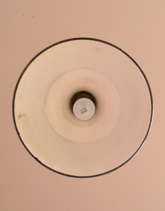 ペンダントライト 照明・ライティング フランスのレストランで見かけるお洒落な照明、アンティークエナメルランプ( ビストロランプ)(E26球付き)。下から見るとこんな感じです。(x-701-z)