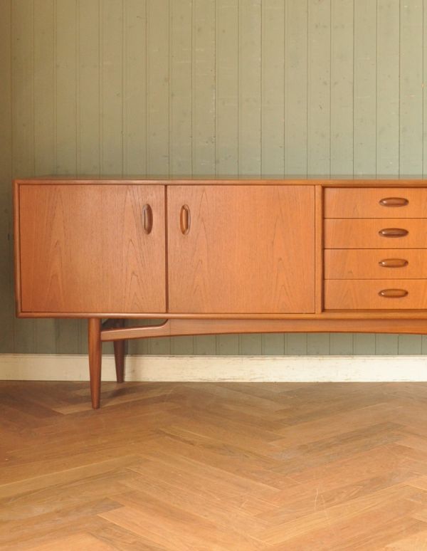 G-PLAN(Gプラン)　アンティーク家具　北欧スタイルのオシャレなビンテージ家具、テレビ台に使えるG-planのサイドボード。中央は引き出し。(x-702-f)