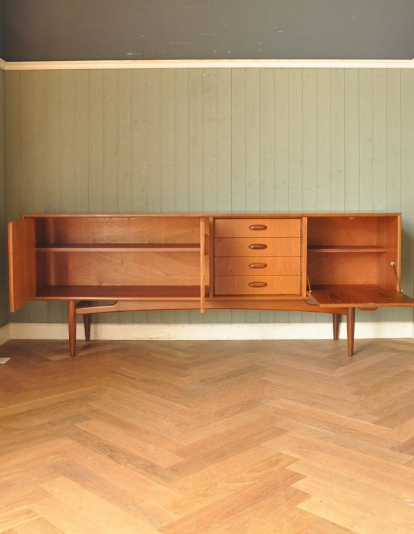 G-PLAN(Gプラン)　アンティーク家具　北欧スタイルのオシャレなビンテージ家具、テレビ台に使えるG-planのサイドボード。ＤＶＤや本、漫画などをまとめて片付けられます。(x-702-f)