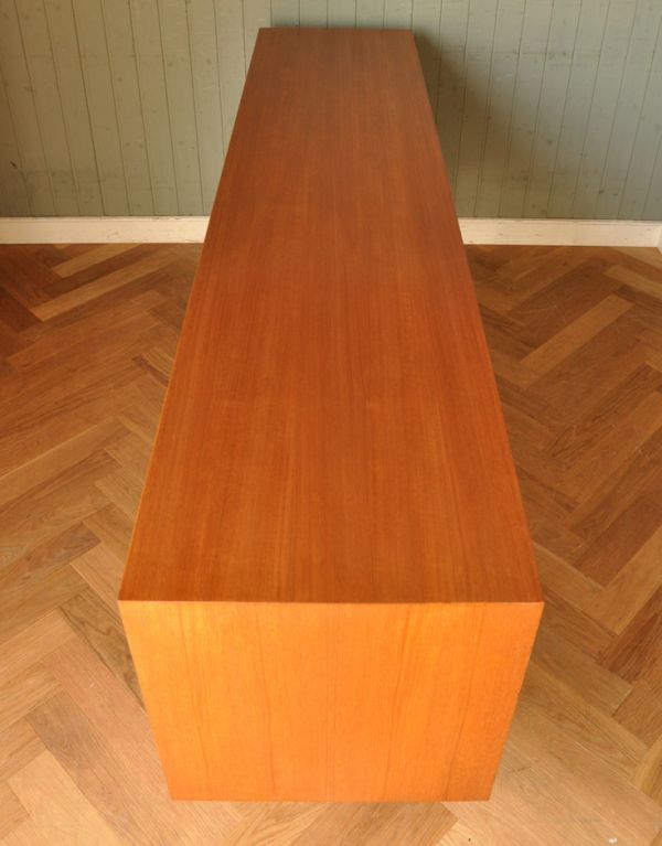 G-PLAN(Gプラン)　アンティーク家具　北欧スタイルのオシャレなビンテージ家具、テレビ台に使えるG-planのサイドボード。天板もキレイに塗装を仕上げました。(x-702-f)