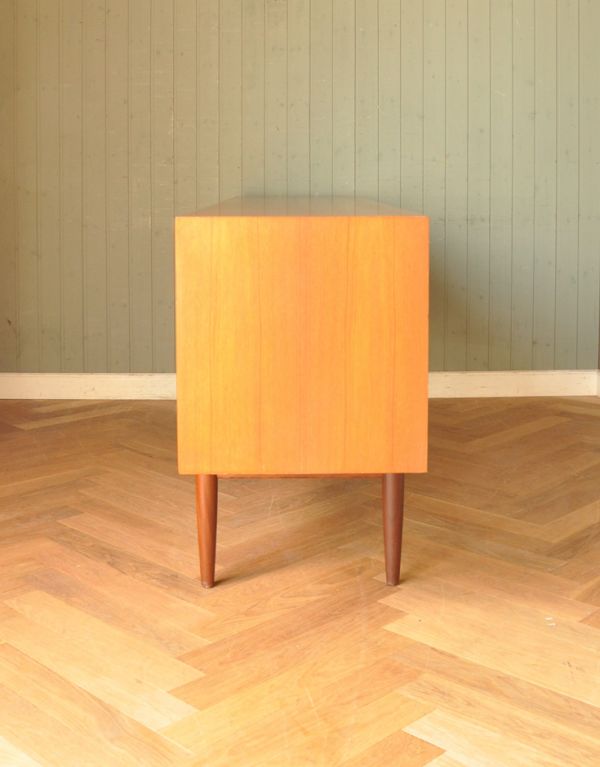 G-PLAN(Gプラン)　アンティーク家具　北欧スタイルのオシャレなビンテージ家具、テレビ台に使えるG-planのサイドボード。サイドから見てもキレイな状態です。(x-702-f)