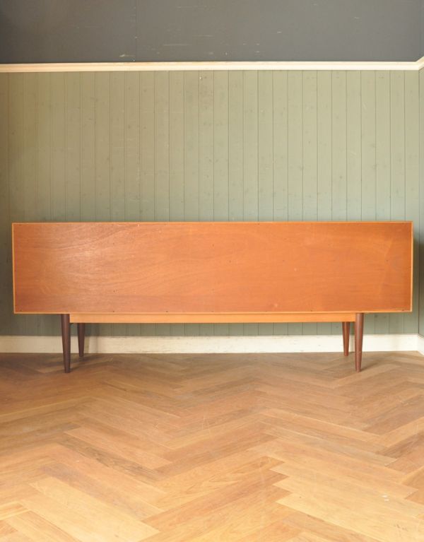 G-PLAN(Gプラン)　アンティーク家具　北欧スタイルのオシャレなビンテージ家具、テレビ台に使えるG-planのサイドボード。きちんとメンテナンスしてあるので、裏側もキレイです。(x-702-f)