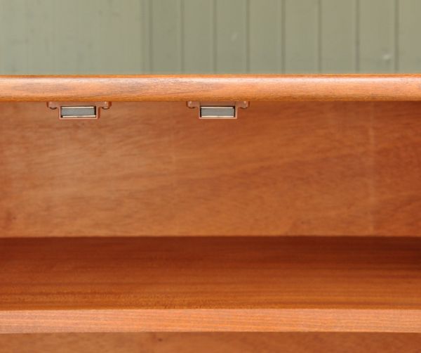 G-PLAN(Gプラン)　アンティーク家具　北欧スタイルのオシャレなビンテージ家具、テレビ台に使えるG-planのサイドボード。扉の開け閉めがしやすいよう、マグネットを取り付けてあります。(x-702-f)