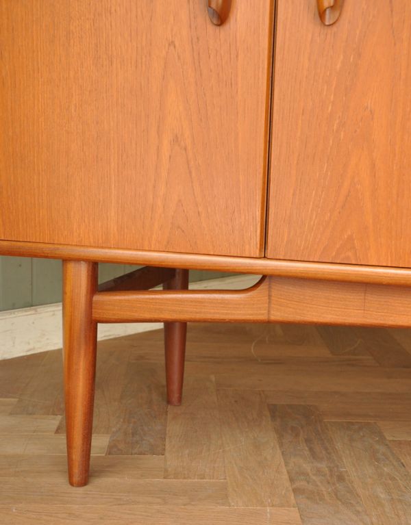 G-PLAN(Gプラン)　アンティーク家具　北欧スタイルのオシャレなビンテージ家具、テレビ台に使えるG-planのサイドボード。きちんと支えます。(x-702-f)