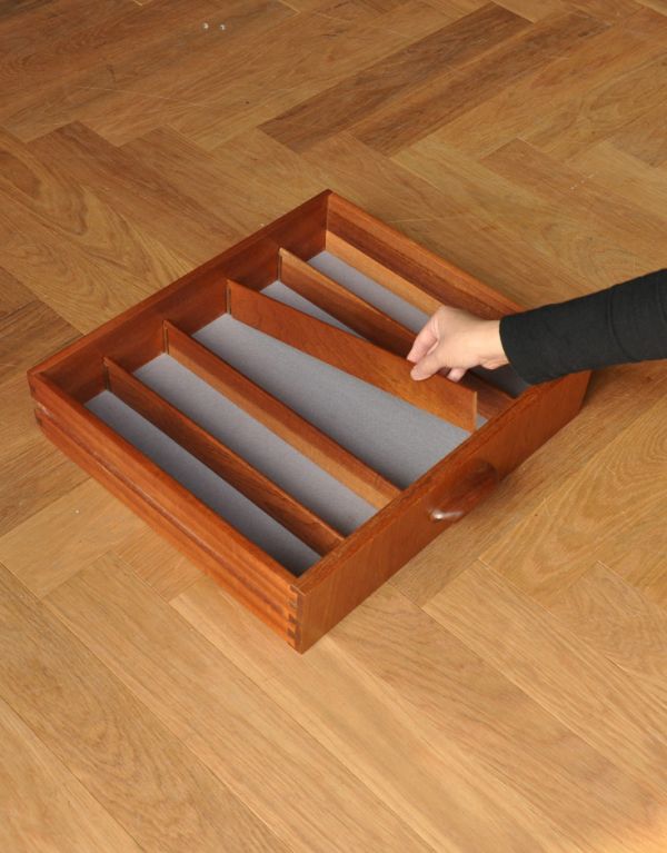 G-PLAN(Gプラン)　アンティーク家具　北欧スタイルのオシャレなビンテージ家具、テレビ台に使えるG-planのサイドボード。引き出しの上段はフェルトが張ってあるので、アクセサリーなどそのまま入れられます。(x-702-f)