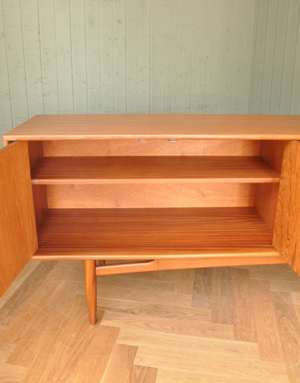 G-PLAN(Gプラン)　アンティーク家具　北欧スタイルのオシャレなビンテージ家具、テレビ台に使えるG-planのサイドボード。漫画やDVD、CDはもちろん、食器棚としてもたっぷり収納できます。(x-702-f)