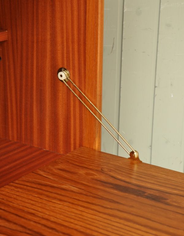 G-PLAN(Gプラン)　アンティーク家具　北欧スタイルのオシャレなビンテージ家具、テレビ台に使えるG-planのサイドボード。扉にはステーがありますので、開いたときも安全です。(x-702-f)