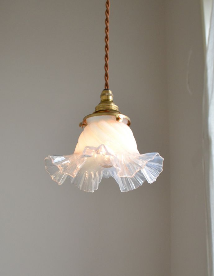 ペンダントライト　照明・ライティング　フランスで見つけた、フリルが美しいオパールセントランプシェード （コード・シャンデリア電球・ギャラリーA付き）。あたたかい光がお部屋を包み込みます。(x-702-z)